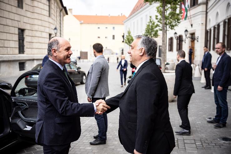 Orbán Viktor az osztrák törvényhozás elnökével tárgyalt, a védettségi igazolvány is szóba került
